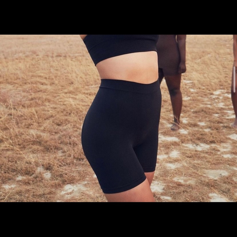 SKIMS Sculpting shorts in Black